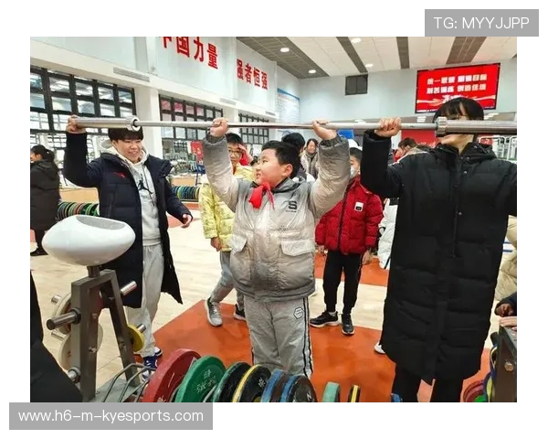 举重训练营开展校园互动讲座激发学生力量训练兴趣，举重教育